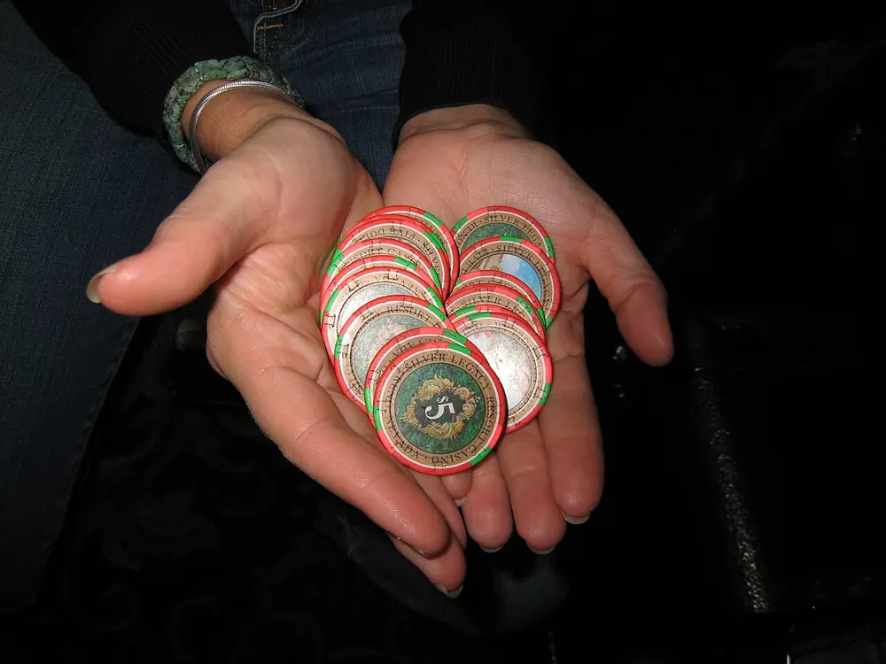 meilleur site casino en ligne canada - casino chips on a table