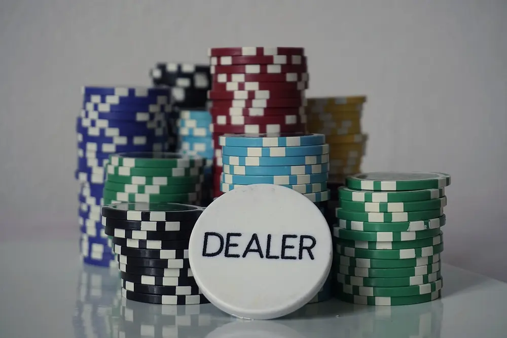 comment parier sur jackpot - poker chips and a dealer button