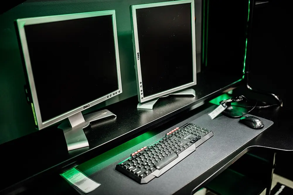 Dual monitor gaming desk - contact BetHubCA