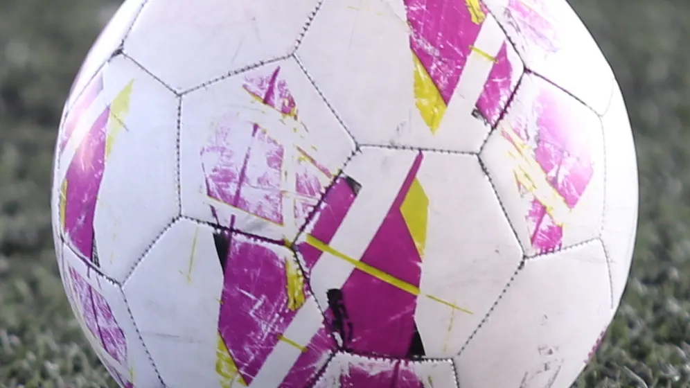 Football on a pitch - comment parier but dans chaque mi-temps