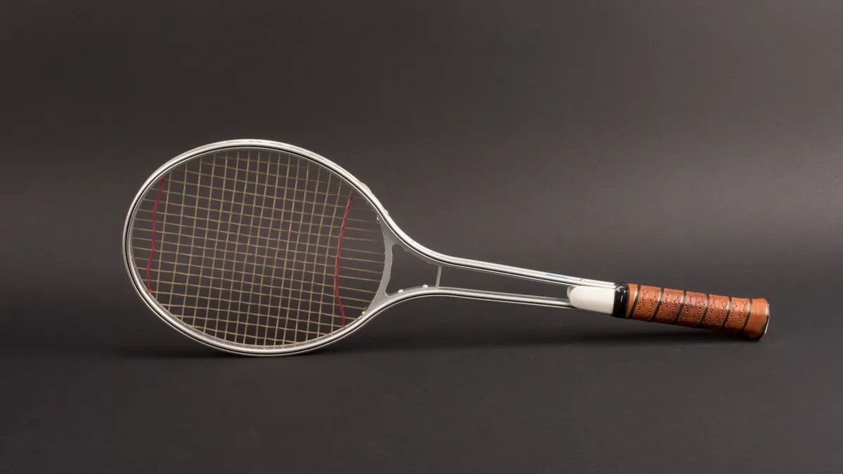 Tennis racket and balls - how to bet on tennis in canada